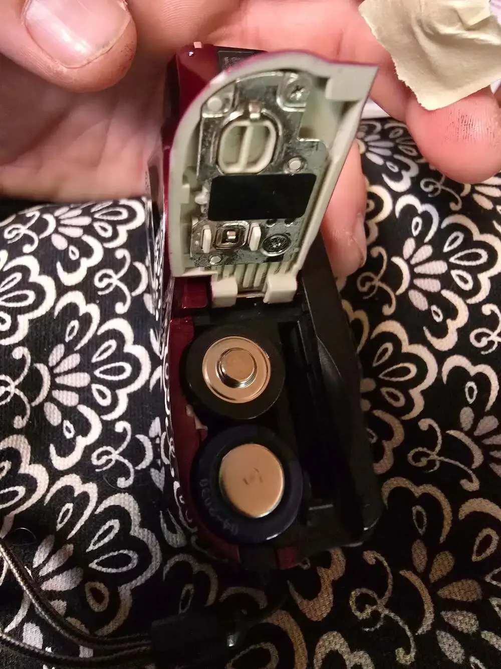 Nikon COOLPIX L22 12MP Digital Camera - Red READ** battery door will not latch.